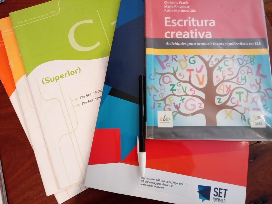 Foto libros y carpeta SET